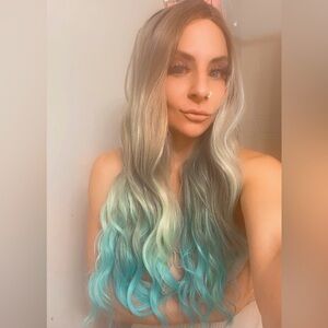 Synthetic blend wig; dark root; blonde; tips ombré citron-turquoise